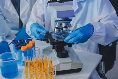 Araştırma ya da geliştirme için laboratuardaki insanlarla işbirliği, tablet ya da bilim. Tıbbi araştırma ve planlama için klinik deneyde bilim adamlarıyla buluşlar, teknolojiler ve mikroskop