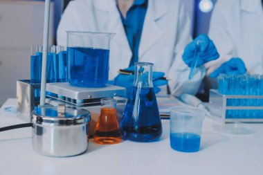 Araştırma ya da geliştirme için laboratuardaki insanlarla işbirliği, tablet ya da bilim. Tıbbi araştırma ve planlama için klinik deneyde bilim adamlarıyla buluşlar, teknolojiler ve mikroskop