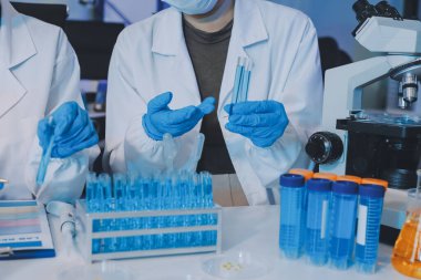 Araştırma ya da geliştirme için laboratuardaki insanlarla işbirliği, tablet ya da bilim. Tıbbi araştırma ve planlama için klinik deneyde bilim adamlarıyla buluşlar, teknolojiler ve mikroskop