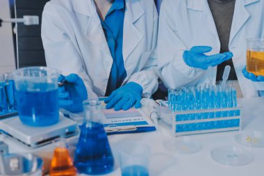 Araştırma ya da geliştirme için laboratuardaki insanlarla işbirliği, tablet ya da bilim. Tıbbi araştırma ve planlama için klinik deneyde bilim adamlarıyla buluşlar, teknolojiler ve mikroskop