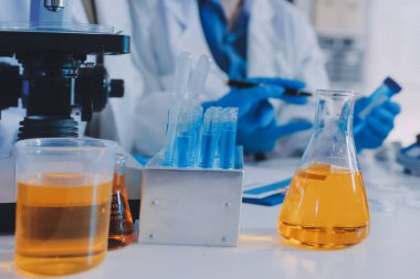 Araştırma ya da geliştirme için laboratuardaki insanlarla işbirliği, tablet ya da bilim. Tıbbi araştırma ve planlama için klinik deneyde bilim adamlarıyla buluşlar, teknolojiler ve mikroskop