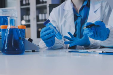 Araştırma ya da geliştirme için laboratuardaki insanlarla işbirliği, tablet ya da bilim. Tıbbi araştırma ve planlama için klinik deneyde bilim adamlarıyla buluşlar, teknolojiler ve mikroskop