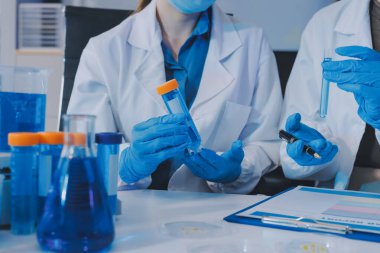 Araştırma ya da geliştirme için laboratuardaki insanlarla işbirliği, tablet ya da bilim. Tıbbi araştırma ve planlama için klinik deneyde bilim adamlarıyla buluşlar, teknolojiler ve mikroskop