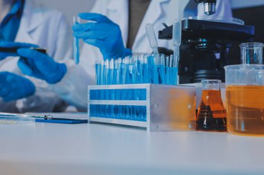 Araştırma ya da geliştirme için laboratuardaki insanlarla işbirliği, tablet ya da bilim. Tıbbi araştırma ve planlama için klinik deneyde bilim adamlarıyla buluşlar, teknolojiler ve mikroskop