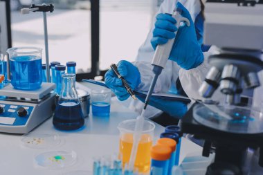 Araştırma ya da geliştirme için laboratuardaki insanlarla işbirliği, tablet ya da bilim. Tıbbi araştırma ve planlama için klinik deneyde bilim adamlarıyla buluşlar, teknolojiler ve mikroskop