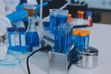 Araştırma ya da geliştirme için laboratuardaki insanlarla işbirliği, tablet ya da bilim. Tıbbi araştırma ve planlama için klinik deneyde bilim adamlarıyla buluşlar, teknolojiler ve mikroskop