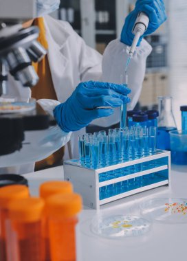 Araştırma ya da geliştirme için laboratuardaki insanlarla işbirliği, tablet ya da bilim. Tıbbi araştırma ve planlama için klinik deneyde bilim adamlarıyla buluşlar, teknolojiler ve mikroskop