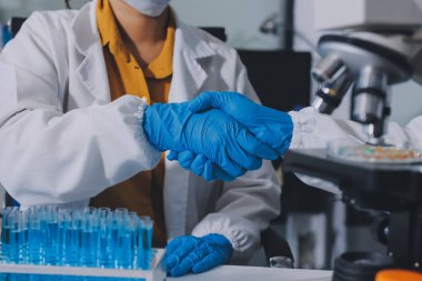 Araştırma ya da geliştirme için laboratuardaki insanlarla işbirliği, tablet ya da bilim. Tıbbi araştırma ve planlama için klinik deneyde bilim adamlarıyla buluşlar, teknolojiler ve mikroskop