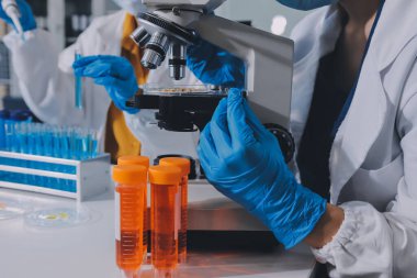 Araştırma ya da geliştirme için laboratuardaki insanlarla işbirliği, tablet ya da bilim. Tıbbi araştırma ve planlama için klinik deneyde bilim adamlarıyla buluşlar, teknolojiler ve mikroskop