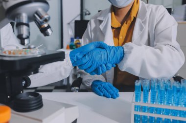 Araştırma ya da geliştirme için laboratuardaki insanlarla işbirliği, tablet ya da bilim. Tıbbi araştırma ve planlama için klinik deneyde bilim adamlarıyla buluşlar, teknolojiler ve mikroskop