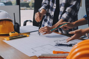 Modellik ve mühendislik araçları, inşaat konsepti ve çalışma sahasındaki proje ortağı ile çalışma planı toplantısı üzerine çalışan mühendis inşaat ve yapı kavramı.