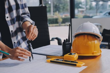 Modellik ve mühendislik araçları, inşaat konsepti ve çalışma sahasındaki proje ortağı ile çalışma planı toplantısı üzerine çalışan mühendis inşaat ve yapı kavramı.