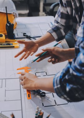 Modellik ve mühendislik araçları, inşaat konsepti ve çalışma sahasındaki proje ortağı ile çalışma planı toplantısı üzerine çalışan mühendis inşaat ve yapı kavramı.