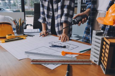 Modellik ve mühendislik araçları, inşaat konsepti ve çalışma sahasındaki proje ortağı ile çalışma planı toplantısı üzerine çalışan mühendis inşaat ve yapı kavramı.