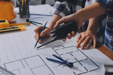 Modellik ve mühendislik araçları, inşaat konsepti ve çalışma sahasındaki proje ortağı ile çalışma planı toplantısı üzerine çalışan mühendis inşaat ve yapı kavramı.