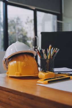 Modellik ve mühendislik araçları, inşaat konsepti ve çalışma sahasındaki proje ortağı ile çalışma planı toplantısı üzerine çalışan mühendis inşaat ve yapı kavramı.