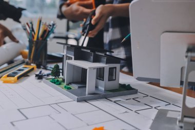 Modellik ve mühendislik araçları, inşaat konsepti ve çalışma sahasındaki proje ortağı ile çalışma planı toplantısı üzerine çalışan mühendis inşaat ve yapı kavramı.