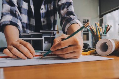 Modellik ve mühendislik araçları, inşaat konsepti ve çalışma sahasındaki proje ortağı ile çalışma planı toplantısı üzerine çalışan mühendis inşaat ve yapı kavramı.