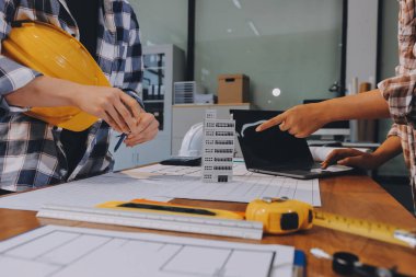 Modellik ve mühendislik araçları, inşaat konsepti ve çalışma sahasındaki proje ortağı ile çalışma planı toplantısı üzerine çalışan mühendis inşaat ve yapı kavramı.