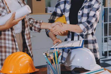 Modellik ve mühendislik araçları, inşaat konsepti ve çalışma sahasındaki proje ortağı ile çalışma planı toplantısı üzerine çalışan mühendis inşaat ve yapı kavramı.