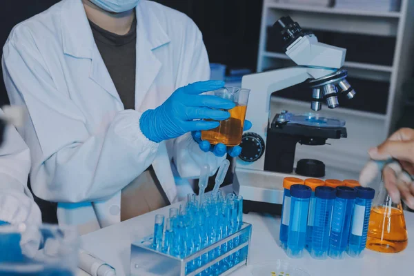 Araştırma ya da geliştirme için laboratuardaki insanlarla işbirliği, tablet ya da bilim. Tıbbi araştırma ve planlama için klinik deneyde bilim adamlarıyla buluşlar, teknolojiler ve mikroskop