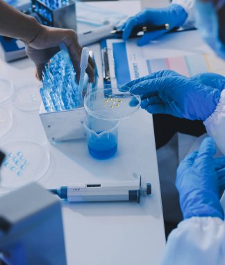 Araştırma ya da geliştirme için laboratuardaki insanlarla işbirliği, tablet ya da bilim. Tıbbi araştırma ve planlama için klinik deneyde bilim adamlarıyla buluşlar, teknolojiler ve mikroskop