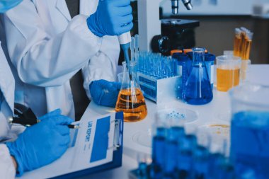 Araştırma ya da geliştirme için laboratuardaki insanlarla işbirliği, tablet ya da bilim. Tıbbi araştırma ve planlama için klinik deneyde bilim adamlarıyla buluşlar, teknolojiler ve mikroskop