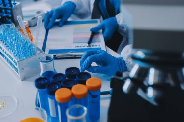 Araştırma ya da geliştirme için laboratuardaki insanlarla işbirliği, tablet ya da bilim. Tıbbi araştırma ve planlama için klinik deneyde bilim adamlarıyla buluşlar, teknolojiler ve mikroskop