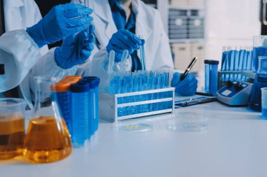 Araştırma ya da geliştirme için laboratuardaki insanlarla işbirliği, tablet ya da bilim. Tıbbi araştırma ve planlama için klinik deneyde bilim adamlarıyla buluşlar, teknolojiler ve mikroskop