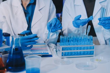 Araştırma ya da geliştirme için laboratuardaki insanlarla işbirliği, tablet ya da bilim. Tıbbi araştırma ve planlama için klinik deneyde bilim adamlarıyla buluşlar, teknolojiler ve mikroskop