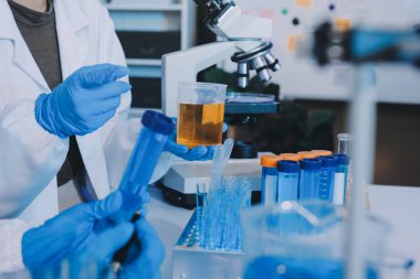 Araştırma ya da geliştirme için laboratuardaki insanlarla işbirliği, tablet ya da bilim. Tıbbi araştırma ve planlama için klinik deneyde bilim adamlarıyla buluşlar, teknolojiler ve mikroskop