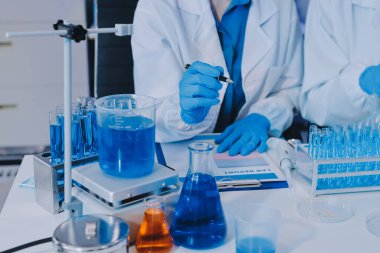 Araştırma ya da geliştirme için laboratuardaki insanlarla işbirliği, tablet ya da bilim. Tıbbi araştırma ve planlama için klinik deneyde bilim adamlarıyla buluşlar, teknolojiler ve mikroskop