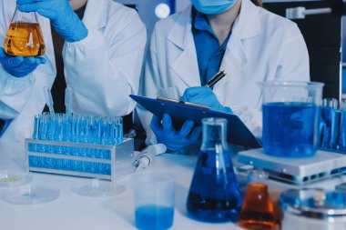 Araştırma ya da geliştirme için laboratuardaki insanlarla işbirliği, tablet ya da bilim. Tıbbi araştırma ve planlama için klinik deneyde bilim adamlarıyla buluşlar, teknolojiler ve mikroskop