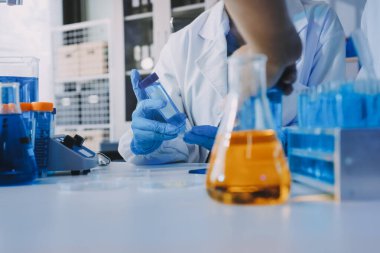 Araştırma ya da geliştirme için laboratuardaki insanlarla işbirliği, tablet ya da bilim. Tıbbi araştırma ve planlama için klinik deneyde bilim adamlarıyla buluşlar, teknolojiler ve mikroskop