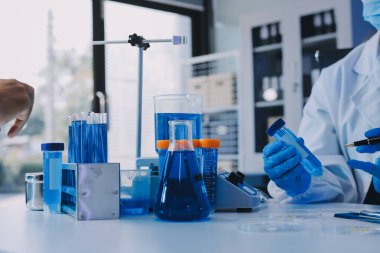 Araştırma ya da geliştirme için laboratuardaki insanlarla işbirliği, tablet ya da bilim. Tıbbi araştırma ve planlama için klinik deneyde bilim adamlarıyla buluşlar, teknolojiler ve mikroskop