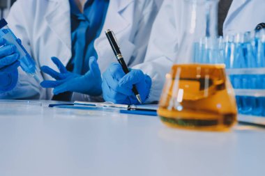 Araştırma ya da geliştirme için laboratuardaki insanlarla işbirliği, tablet ya da bilim. Tıbbi araştırma ve planlama için klinik deneyde bilim adamlarıyla buluşlar, teknolojiler ve mikroskop