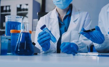 Araştırma ya da geliştirme için laboratuardaki insanlarla işbirliği, tablet ya da bilim. Tıbbi araştırma ve planlama için klinik deneyde bilim adamlarıyla buluşlar, teknolojiler ve mikroskop