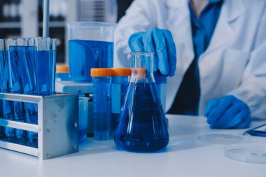 Araştırma ya da geliştirme için laboratuardaki insanlarla işbirliği, tablet ya da bilim. Tıbbi araştırma ve planlama için klinik deneyde bilim adamlarıyla buluşlar, teknolojiler ve mikroskop