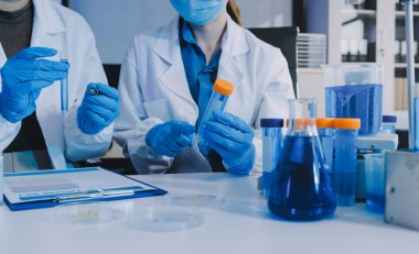 Araştırma ya da geliştirme için laboratuardaki insanlarla işbirliği, tablet ya da bilim. Tıbbi araştırma ve planlama için klinik deneyde bilim adamlarıyla buluşlar, teknolojiler ve mikroskop