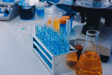 Araştırma ya da geliştirme için laboratuardaki insanlarla işbirliği, tablet ya da bilim. Tıbbi araştırma ve planlama için klinik deneyde bilim adamlarıyla buluşlar, teknolojiler ve mikroskop