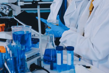 Araştırma ya da geliştirme için laboratuardaki insanlarla işbirliği, tablet ya da bilim. Tıbbi araştırma ve planlama için klinik deneyde bilim adamlarıyla buluşlar, teknolojiler ve mikroskop