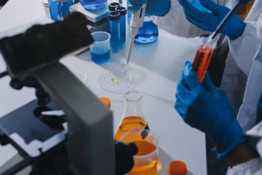 Araştırma ya da geliştirme için laboratuardaki insanlarla işbirliği, tablet ya da bilim. Tıbbi araştırma ve planlama için klinik deneyde bilim adamlarıyla buluşlar, teknolojiler ve mikroskop