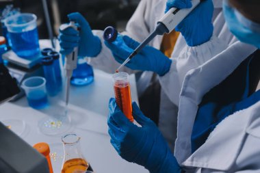 Araştırma ya da geliştirme için laboratuardaki insanlarla işbirliği, tablet ya da bilim. Tıbbi araştırma ve planlama için klinik deneyde bilim adamlarıyla buluşlar, teknolojiler ve mikroskop