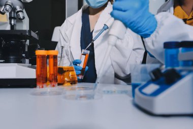 Araştırma ya da geliştirme için laboratuardaki insanlarla işbirliği, tablet ya da bilim. Tıbbi araştırma ve planlama için klinik deneyde bilim adamlarıyla buluşlar, teknolojiler ve mikroskop