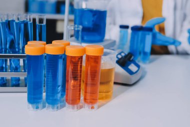 Araştırma ya da geliştirme için laboratuardaki insanlarla işbirliği, tablet ya da bilim. Tıbbi araştırma ve planlama için klinik deneyde bilim adamlarıyla buluşlar, teknolojiler ve mikroskop