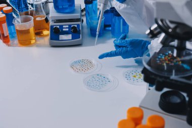 Araştırma ya da geliştirme için laboratuardaki insanlarla işbirliği, tablet ya da bilim. Tıbbi araştırma ve planlama için klinik deneyde bilim adamlarıyla buluşlar, teknolojiler ve mikroskop