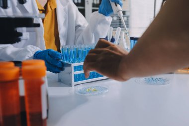 Araştırma ya da geliştirme için laboratuardaki insanlarla işbirliği, tablet ya da bilim. Tıbbi araştırma ve planlama için klinik deneyde bilim adamlarıyla buluşlar, teknolojiler ve mikroskop