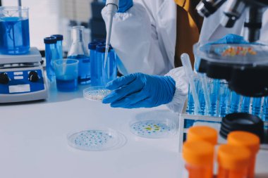 Araştırma ya da geliştirme için laboratuardaki insanlarla işbirliği, tablet ya da bilim. Tıbbi araştırma ve planlama için klinik deneyde bilim adamlarıyla buluşlar, teknolojiler ve mikroskop