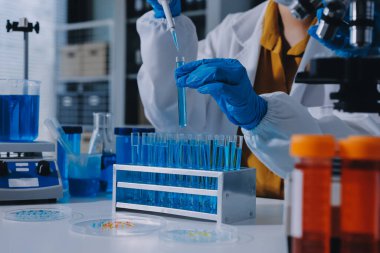 Araştırma ya da geliştirme için laboratuardaki insanlarla işbirliği, tablet ya da bilim. Tıbbi araştırma ve planlama için klinik deneyde bilim adamlarıyla buluşlar, teknolojiler ve mikroskop