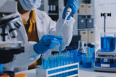 Araştırma ya da geliştirme için laboratuardaki insanlarla işbirliği, tablet ya da bilim. Tıbbi araştırma ve planlama için klinik deneyde bilim adamlarıyla buluşlar, teknolojiler ve mikroskop